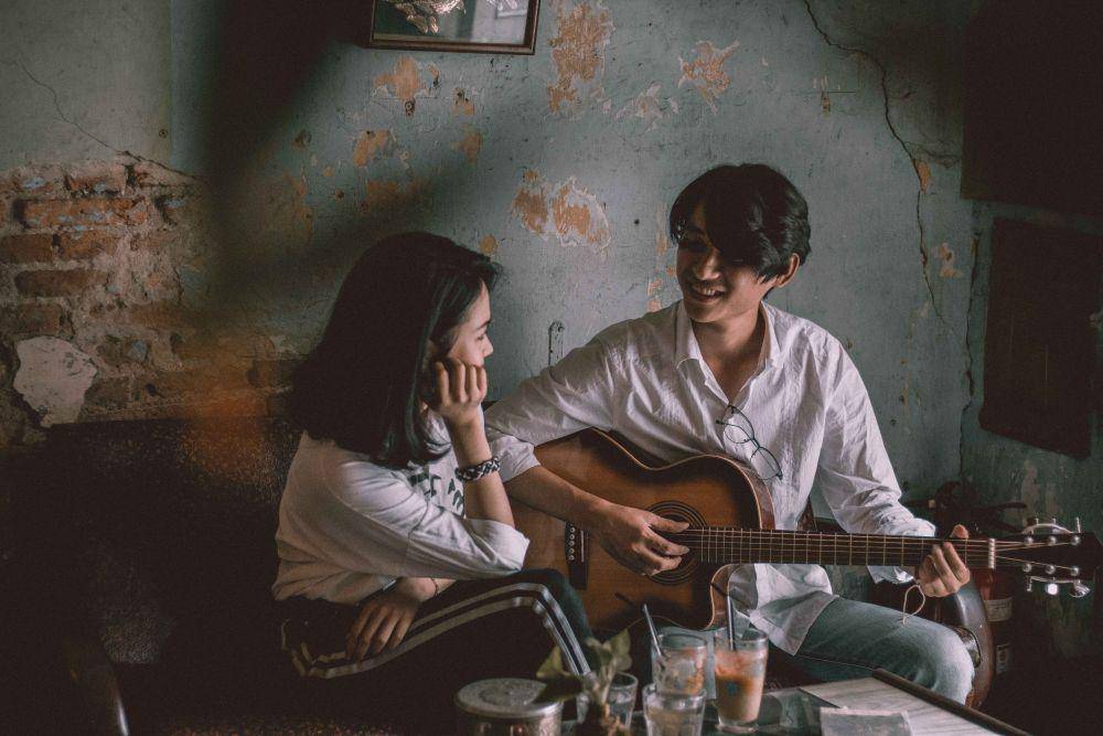 ilustrasi bermain gitar (pexels.com//Mẫnn Quang)