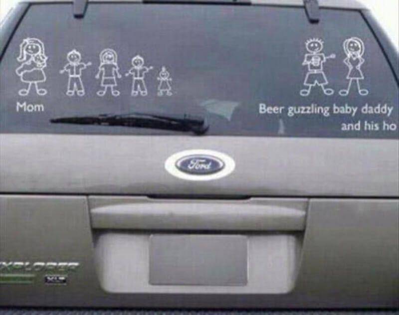 Stiker Keluarga di Kaca Belakang Mobil Ngakak (dumpaday.com)