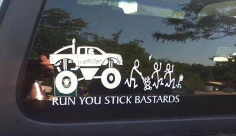 Stiker Keluarga di Kaca Belakang Mobil Ngakak (buzznicked.com)