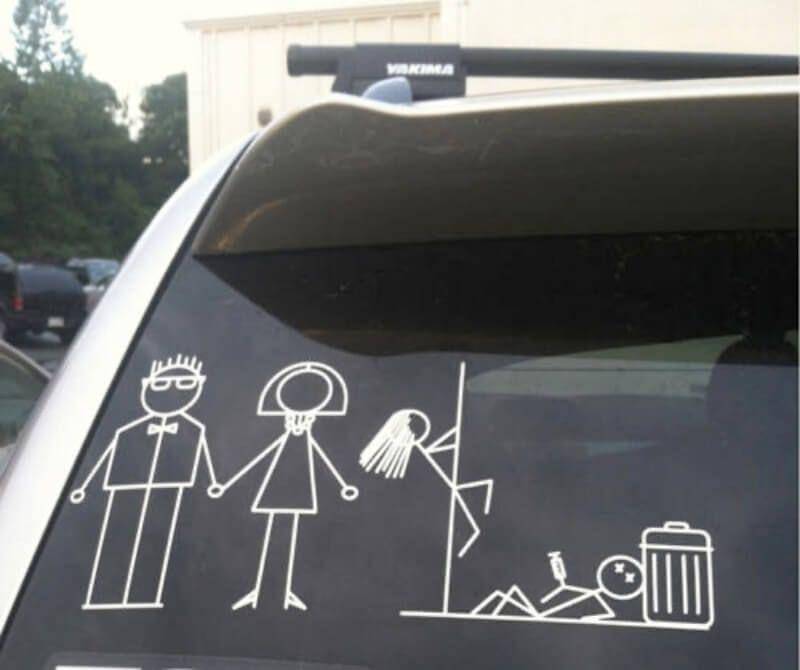 Stiker Keluarga di Kaca Belakang Mobil Ngakak (buzznicked.com)