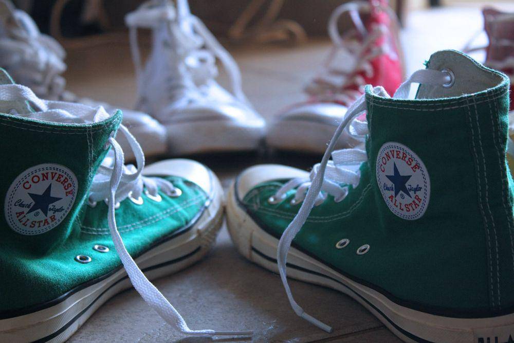 Ilustrasi sepatu kanvas (unsplash.com/Andrew Itaga)