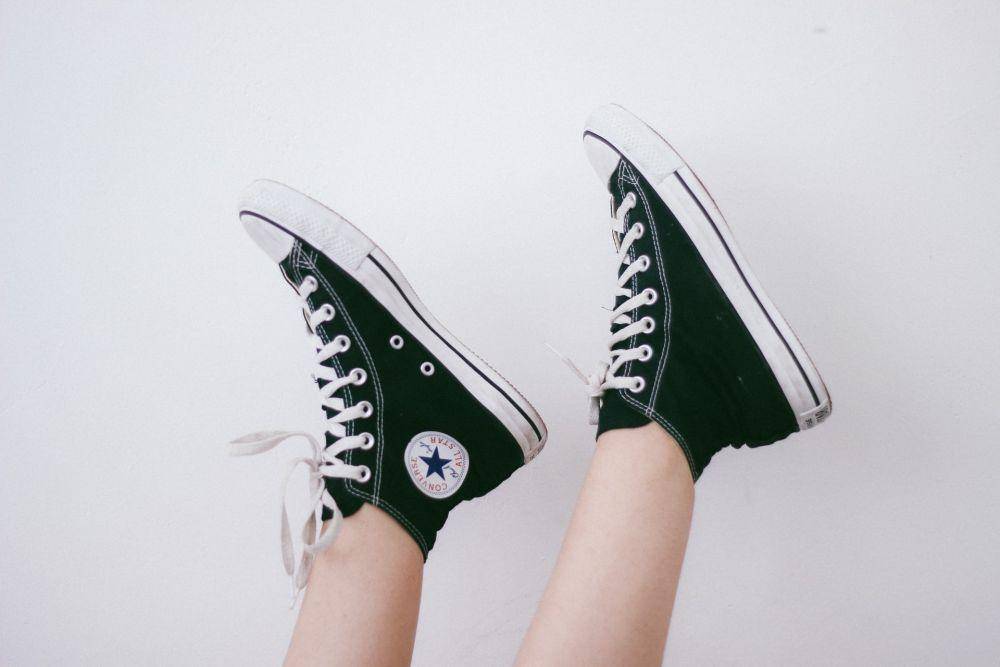 Ilustrasi sepatu kanvas (unsplash.com/Camila Damásio)