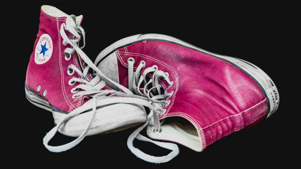 Ilustrasi sepatu kanvas (unsplash.com/Chris Briggs)
