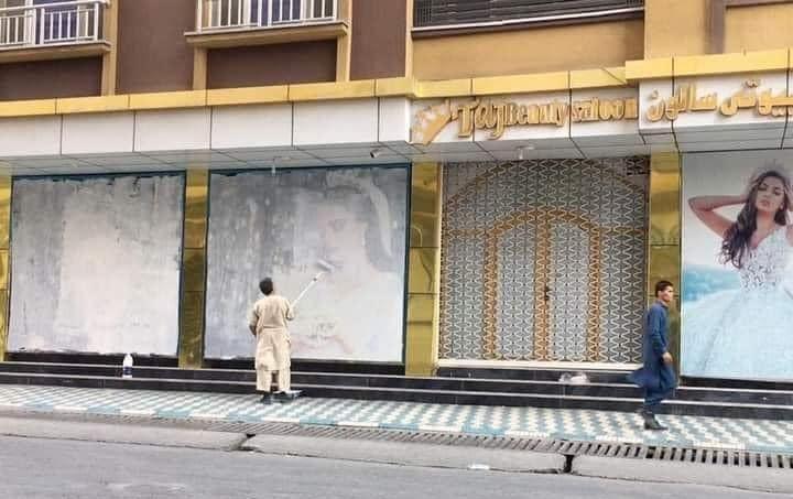 Taliban Berkuasa, Iklan dengan Foto Wanita Mulai Dihapus