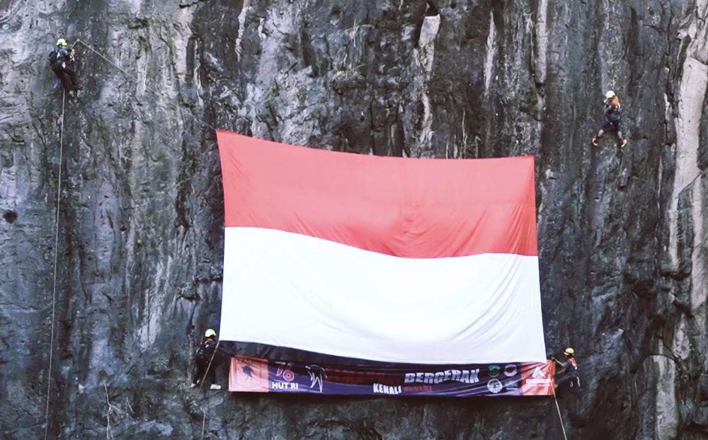 Unik dan Ekstrem, Eiger Kibarkan Merah Putih di Gua, Tebing dan Laut
