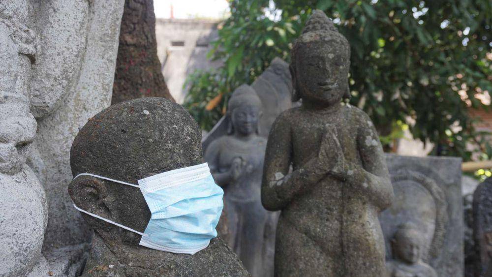 Patung bermasker. IDN Times/Moch Fad