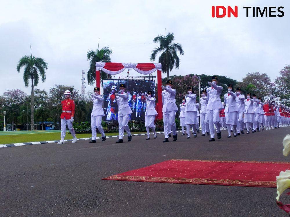 Pembawa Baki Paskibraka Sumsel di Griya Agung Beri Pesan Menarik (IDN Times/Feny Maulia Agustin)