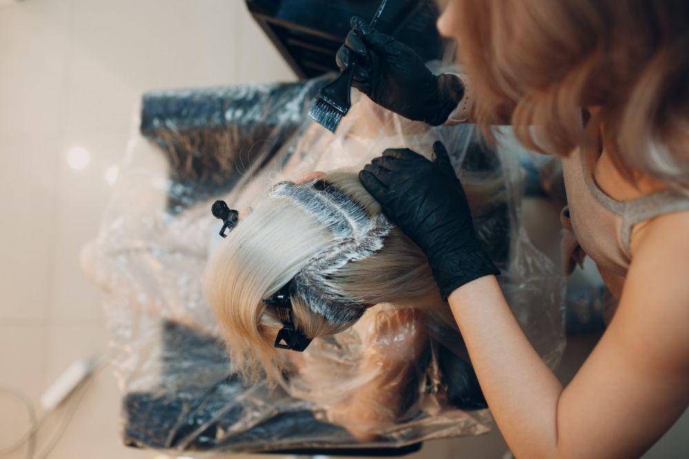 ilustrasi mewarnai rambut (unsplash.com/Maksim Chernishev)