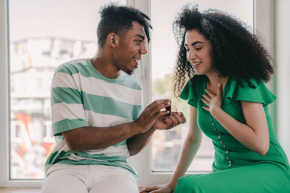 ilustrasi pria memberi cincin (pexels.com/SHVETS production)