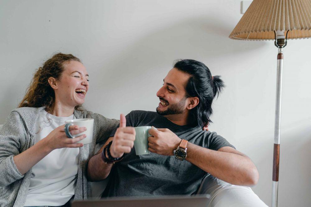 75 Inspirasi Topik Deep Talk dengan Pasangan, dari Intim Hingga Lucu