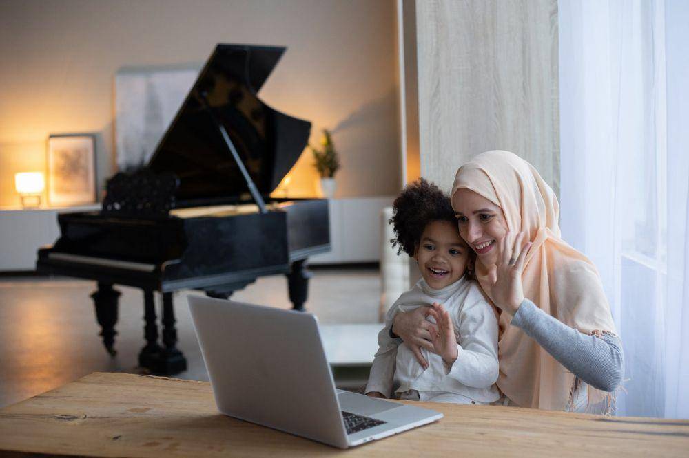 ilustrasi ibu dan anak sedang berkomunikasi daring (pexels.com/Monstera)