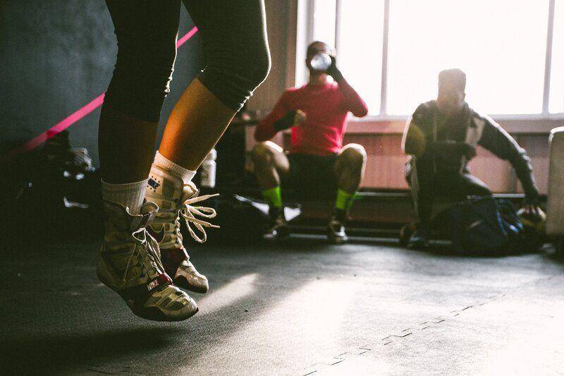 Latihan Footwork dapat dilatih dengan lompat tali. (Unsplash/dylan nolte)