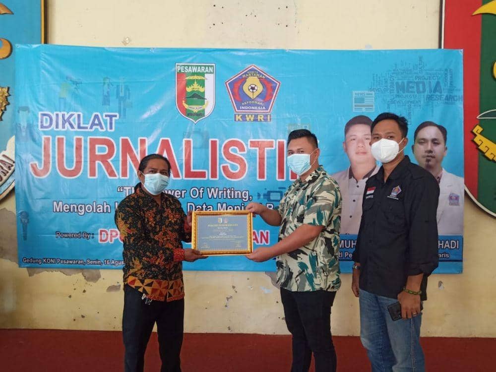 Wakil Ketua Bidang Pembelaan PWI Lampung, Juniardi (kiri) menjadi pembicara Diklat Jurnalistik, KWRI Pesawaran, Senin (16/8/2021). (IDN Times/Istimewa).