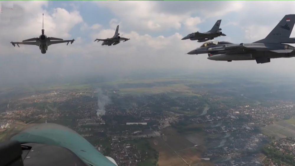 [BREAKING] Manuver Keren 8 Jet Tempur F-16 Fly Pass di Atas Istana Negara