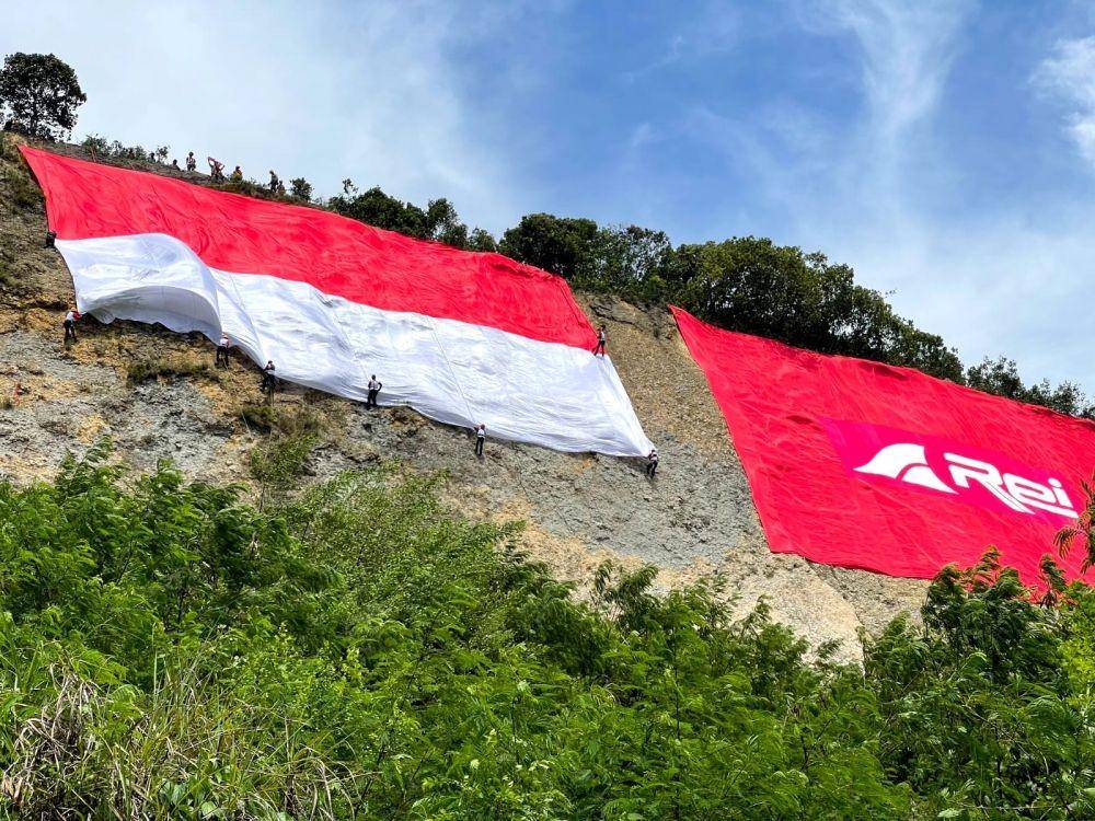 HUT RI 76, 50 Pendaki Bentangkan Merah Putih Raksasa di Bogor