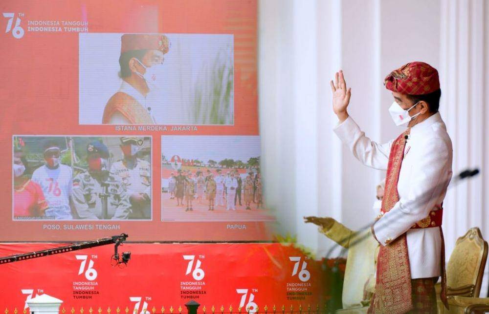 Presiden Jokowi sapa masyarakat Poso dan Merauke secara virtual setelah Upacara Pengibaran Bendera Merah Putih pada Selasa (17/8/2021). (dok. Biro Pers Kepresidenan)