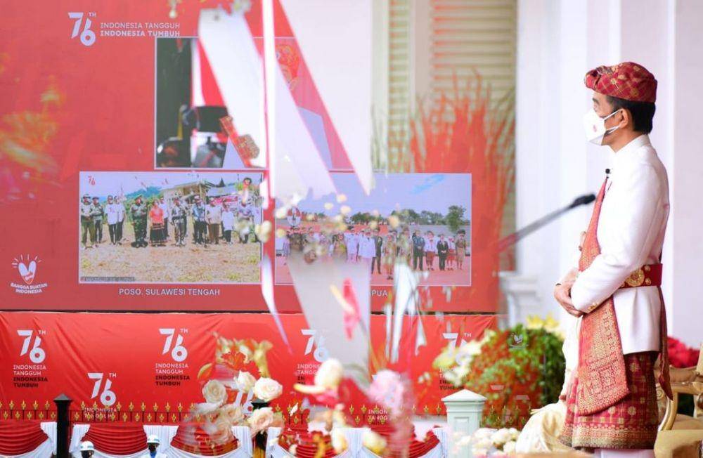 Presiden Jokowi sapa masyarakat Poso dan Merauke secara virtual setelah Upacara Pengibaran Bendera Merah Putih pada Selasa (17/8/2021). (dok. Biro Pers Kepresidenan)