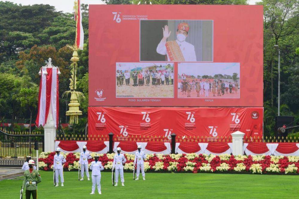 Presiden Jokowi sapa masyarakat Poso dan Merauke secara virtual setelah Upacara Pengibaran Bendera Merah Putih pada Selasa (17/8/2021). (dok. Biro Pers Kepresidenan)