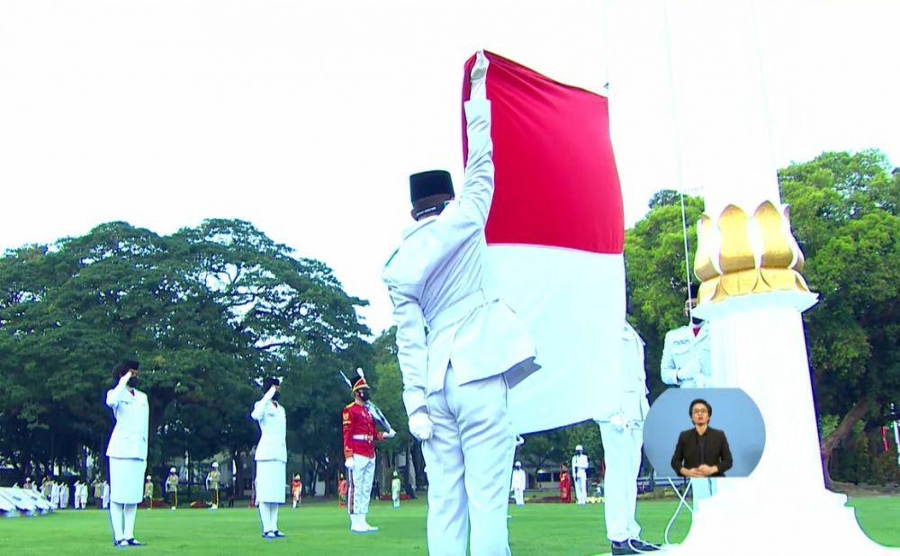 [BREAKING] Upacara Penurunan Bendera Selesai, Jokowi Beri Salam Namaste