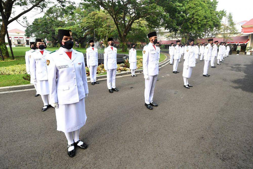 Tim Indonesia Tangguh, Pasukan Pengibar Bendera Pusaka di Istana Negara pada Selasa (17/8/2021). (dok. Biro Pers Kepresidenan)