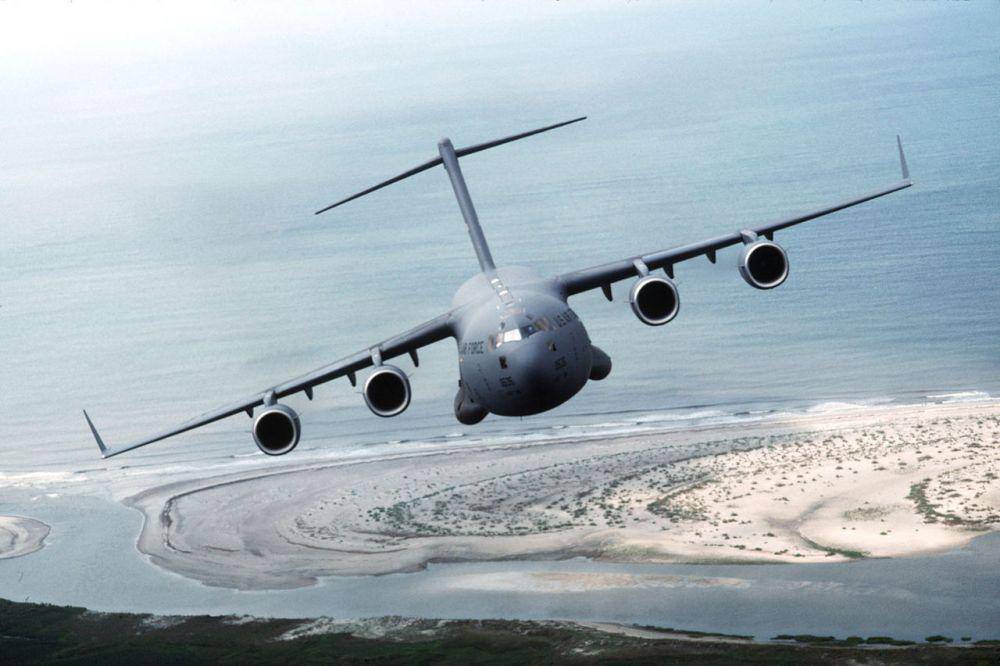 Potret C-17 milik Angkatan Udara AS yang sedang mengudara (US Air Force/Sgt. John McDowell)