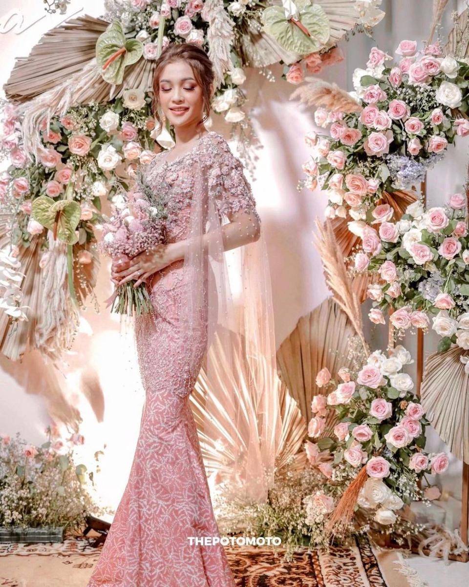 Kebaya berwarna pink. (instagram.com/askyfebrianti)