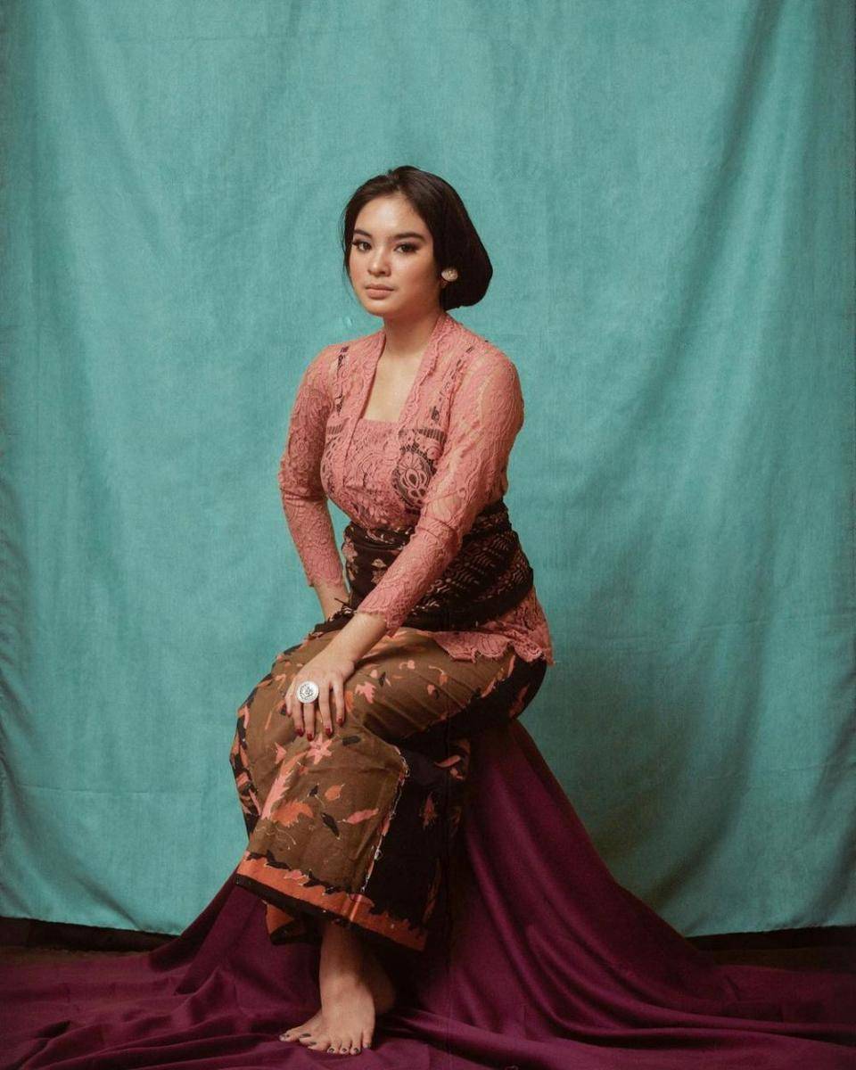 Kebaya berwarna pink. (instagram.com/syandria)