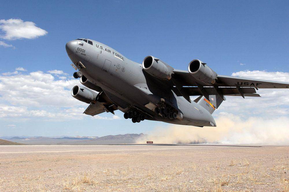 Potret C-17 yang sedang melakukan take off (U.S Air Force/Brett Clashman)