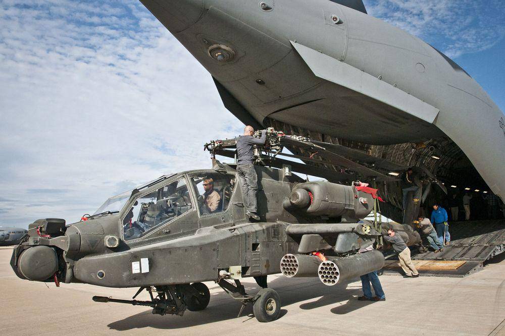 Sebuah helikopter serang AH-64D Apache dikeluarkan dari perut C-17 (U.S Air Force/Sgt. Ken Scar)