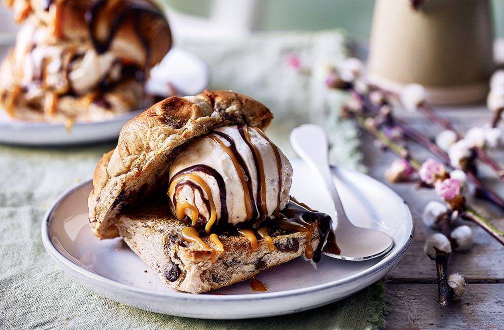 ilustrasi hot cross bun ice cream sandwich (realfood.tesco.com)