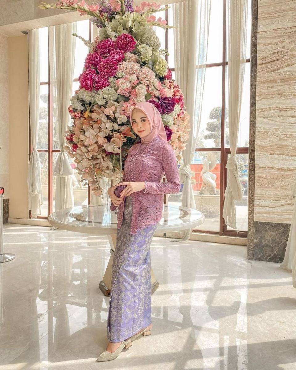Kebaya berwarna pink. (instagram.com/finnynst)