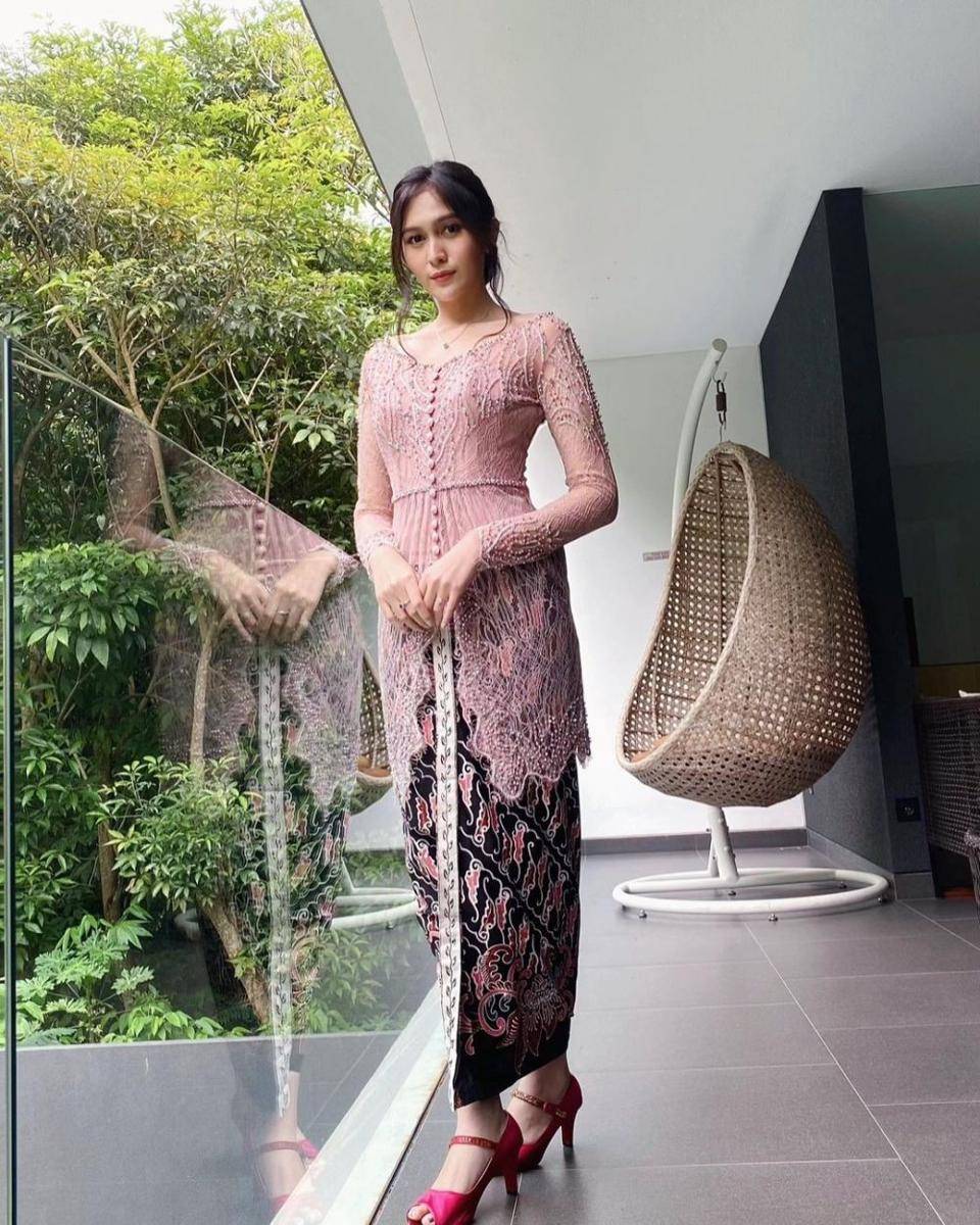 Kebaya berwarna pink. (instagram.com/denirawiraguna)