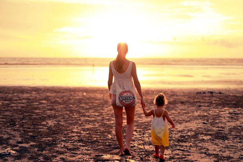 Orangtua dan anak (unsplash.com/Chema Photo)