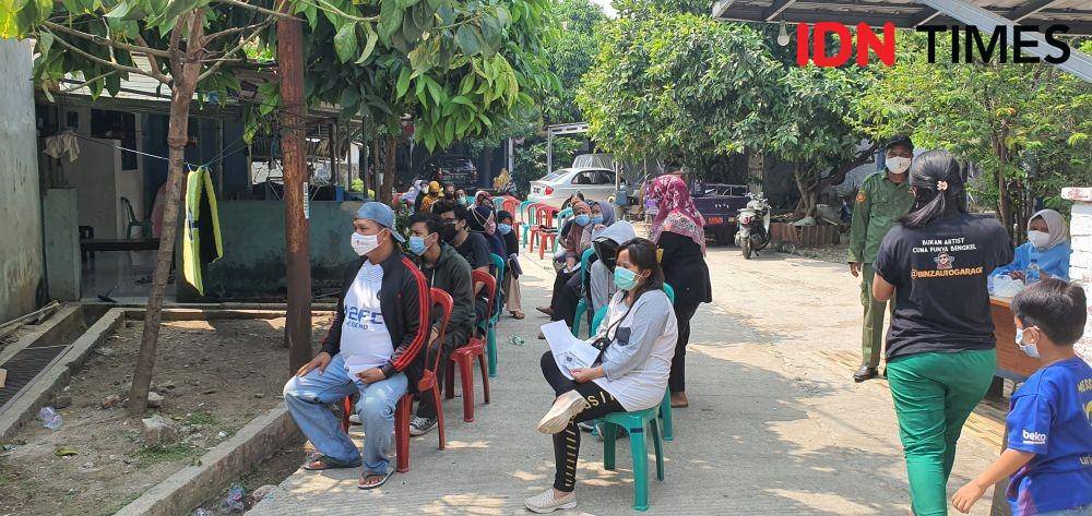 Sejumlah warga mengikuti vaksinasi Polsek Sawangan di Kelurahan Kedaung, Kecamatan Sawangan, Kota Depok. (IDNTimes/Dicky)