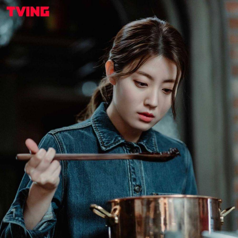 Nam Ji Hyun di drama The Witch's Diner (dok. TVING/The Witch's Diner via instagram.com/tving.official)