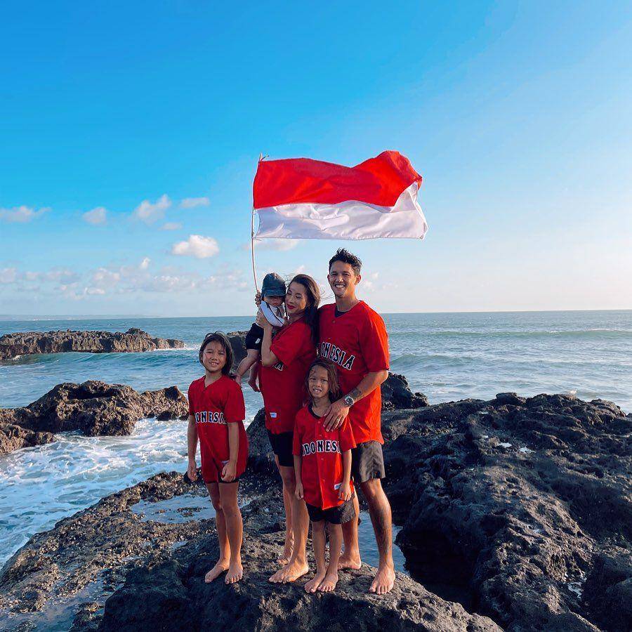potret keluarga Irfan Bachdim rayakan Hari Kemerdekaan RI Ke-76. (instagram.com/jenniferbachdim)