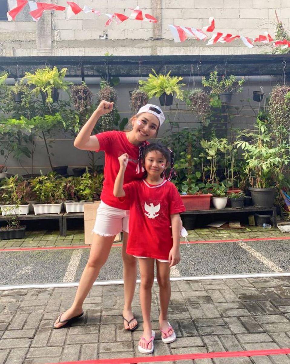 Potret Ayu Ting-Ting dan Balqis merayakan 17 Agustus. (instagram.com/ayutingting92)