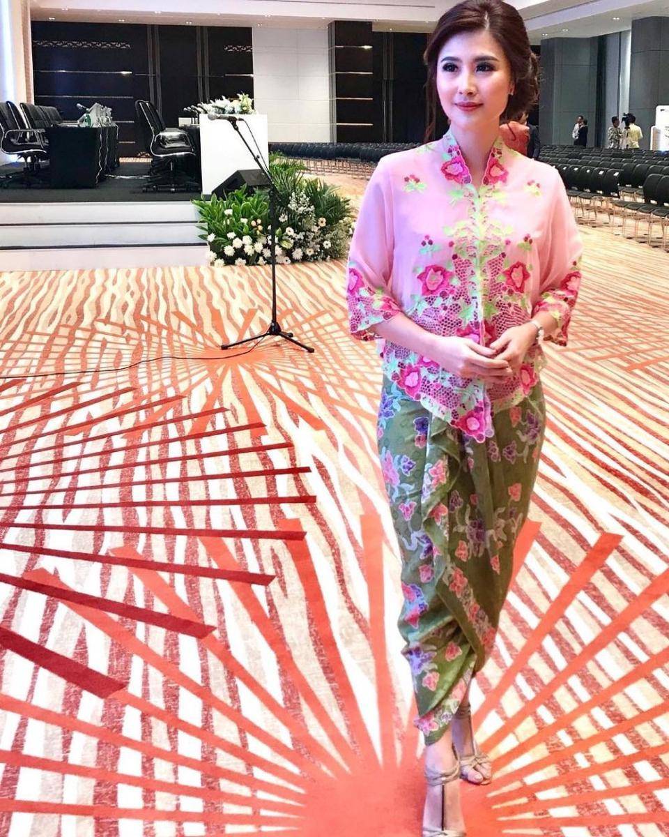 Kebaya berwarna pink. (instagram.com/zilviaiskandar)