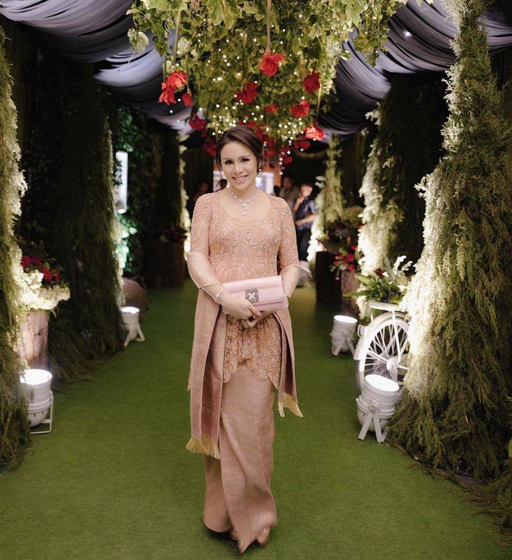 Kebaya berwarna pink. (instagram.com/therealmomogeisha)