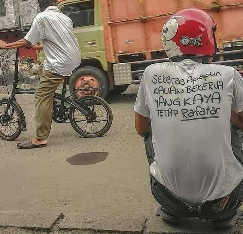 Kaos ala Bapak-bapak (instagram.com/meme.wkwk)