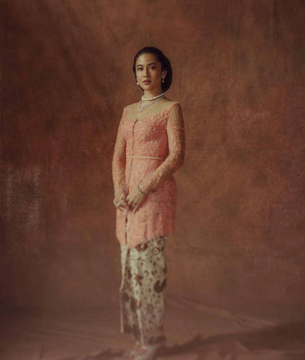Kebaya berwarna pink. (instagram.com/therealdisastr)