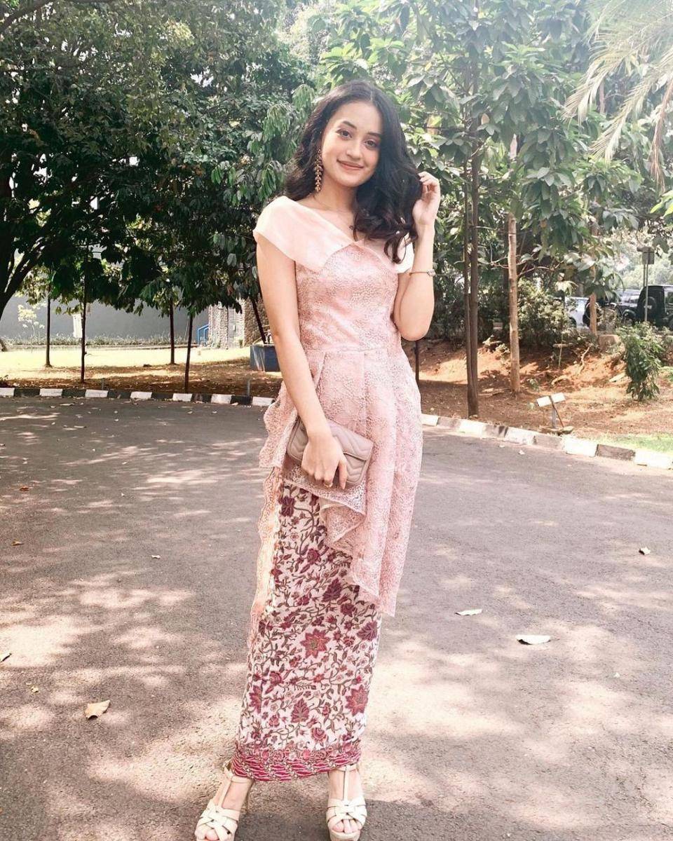 Kebaya berwarna pink. (instagram.com/nadyaaqilla)