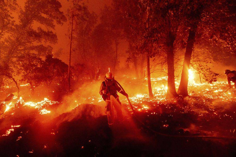 Petugas yang tengah memadamkan kebakaran hutan di California pada 2020. (dok. Los Angeles Times)
