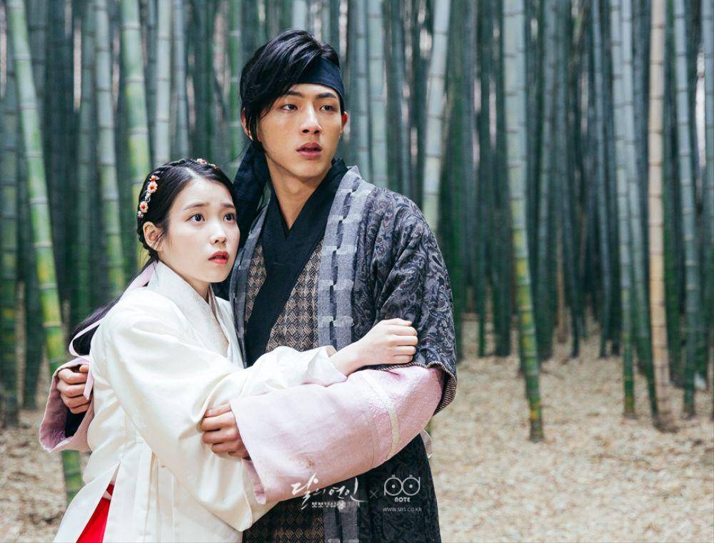 adegan Hae Soo (IU) dan Wang Jung (Ji Soo) di Ahopsan Forest (program.sbs.co.kr)