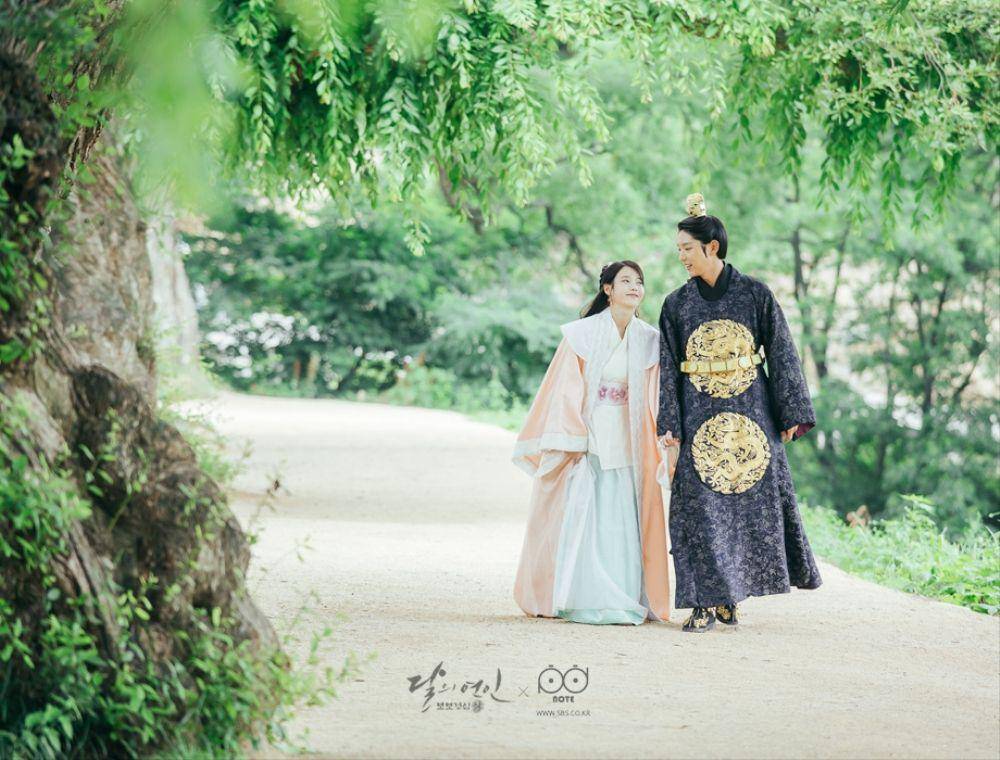 adegan Hae Soo (IU) dan Wang So (Lee Joon Gi) di Bangokji Pond (program.sbs.co.kr)