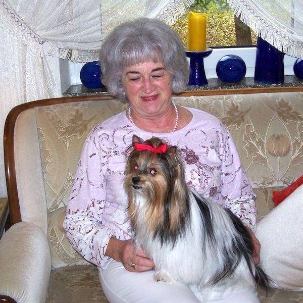 Gertrud Biewer, penemu ras Biewer Terrier sedang menggendong anjing (dok. AKC)