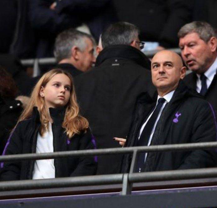 potret Daniel Levy bersama anak perempuannya (gossipgist.com)