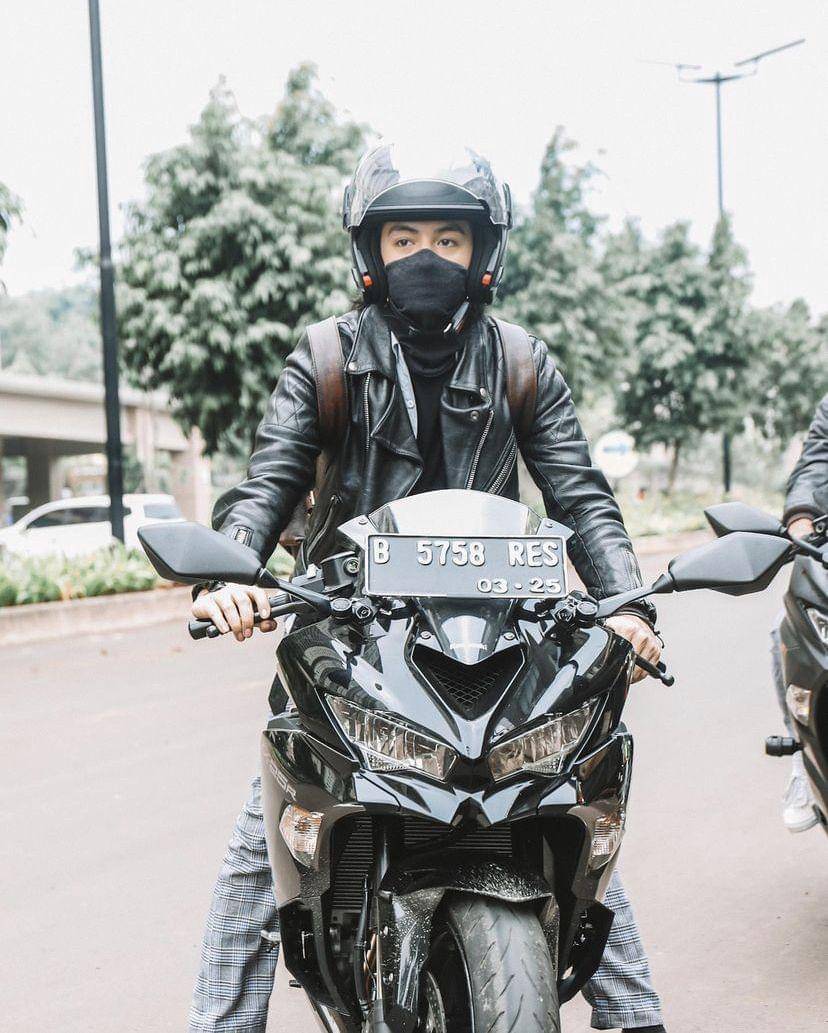 OOTD ala Angga Yunanda (instagram.com/anggayunandareal16)