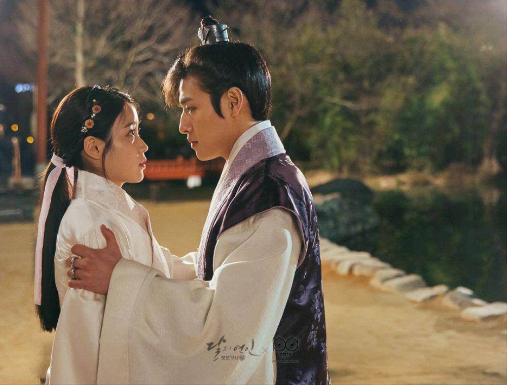 adegan Hae Soo (IU) dan Wang Wook (Kang Ha Neul) di Gwanghalluwon Garden (program.sbs.co.kr)