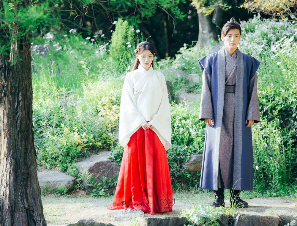 adegan Hae Soo (IU) dan Wang Wook (Kang Ha Neul) di Hantaek Botanical Garden (program.sbs.co.kr)